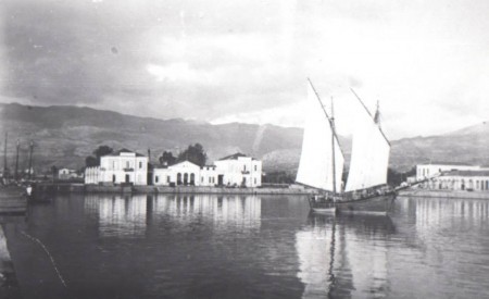 Ιστιοφόρο στο λιμάνι της Καλαμάτας