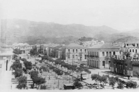 Η κεντρική πλατεία στη βόρεια πλευρά της γεμάτη δέντρα