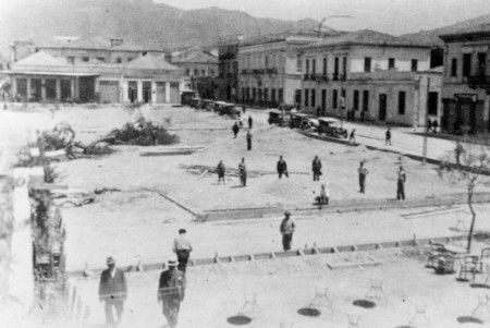 Η βόρεια πλευρά της πλατείας γύρω στα 1938