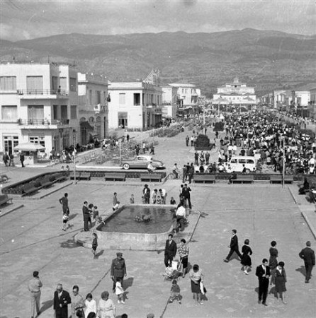 Η κεντρική πλατεία από τα Ψαράκια