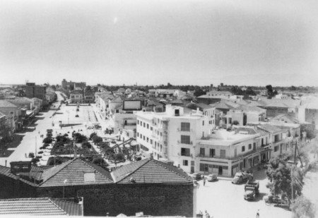 Η πλατεία και η Νέδοντος από ψηλά στις αρχές της δεκαετίας του 1960