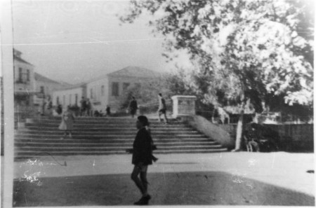 Τα σκαλιά της γέφυρας 23ης Μαρτίου