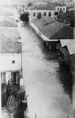 Λίμνη είναι οδός Κολοκοτρώνη από τα σκαλιά του Αγίου Νικολάου